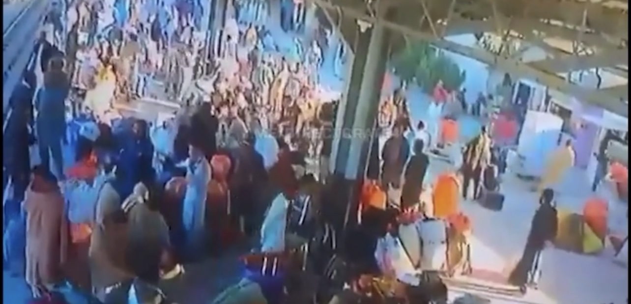 Atentado terrorista em estação de trem no Paquistão deixa 26 mortos e 60 feridos