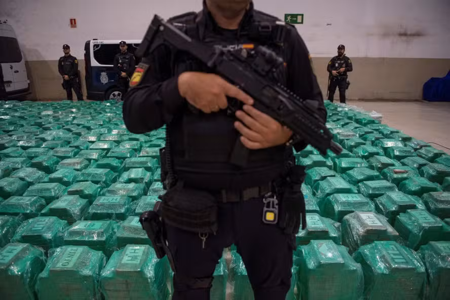 Policial espanhol é preso após esconder R2 milhões dentro de paredes e teto de sua residência