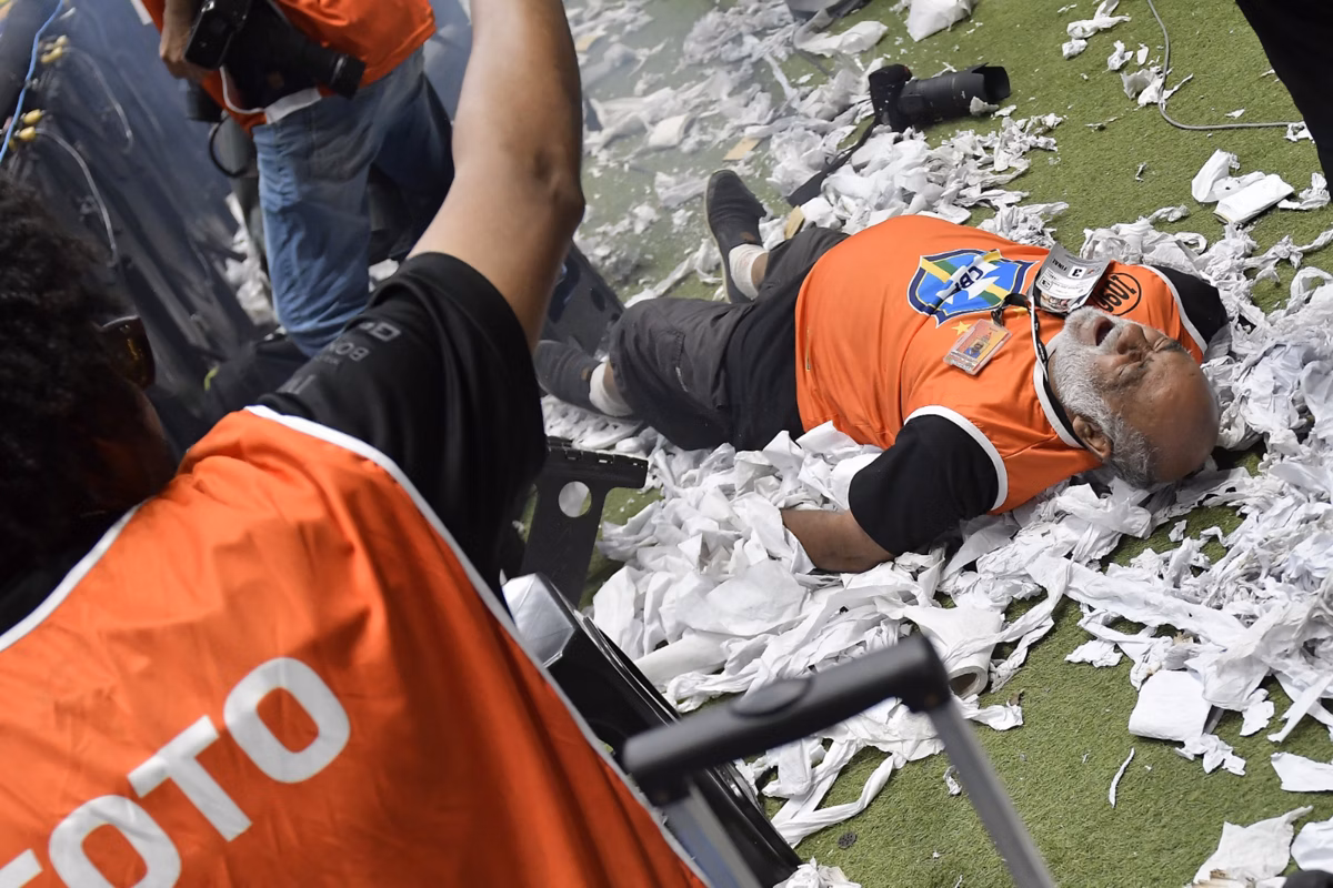Fotógrafo é atingido por uma bomba durante final da Copa do Brasil Fotógrafo é atingido por uma bomba durante final da Copa do Brasil