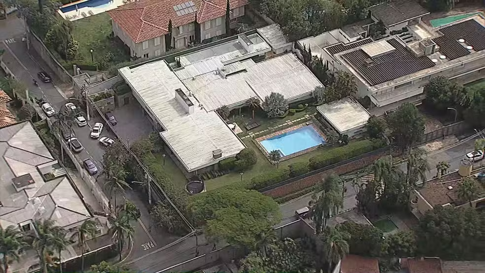 Filho de Paulo Maluf tem casa invadida por criminosos disfarçados de Agentes da PF e joias roubadas Filho de Paulo Maluf tem casa invadida por criminosos disfarçados de Agentes da PF e joias roubadas