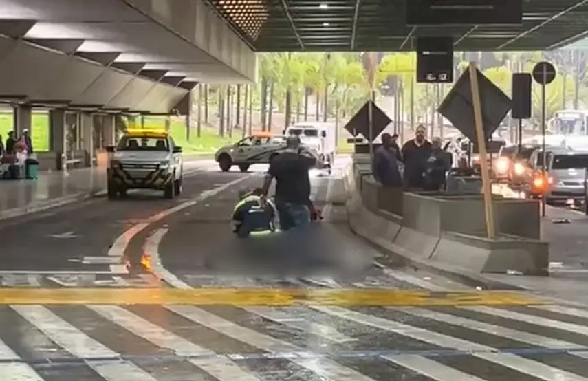 Homem é assassinado à tiros em uma das saídas do aeroporto de Guarulhos Homem é assassinado à tiros em uma das saídas do aeroporto de Guarulhos