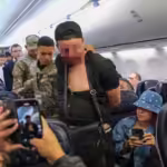 Homem tenta abrir porta de avião durante voo
