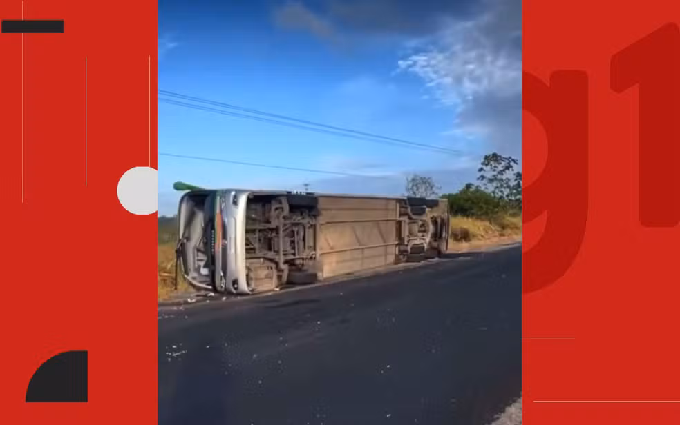 Ônibus tomba em rodovia baiana, deixando quatro mortos e 15 feridos Ônibus tomba em rodovia baiana, deixando quatro mortos e 15 feridos