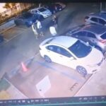 Imagens de câmeras de segurança registram o momento em que o vocalista da banda de pagode “Oh Polêmico” agride entregador de aplicativo