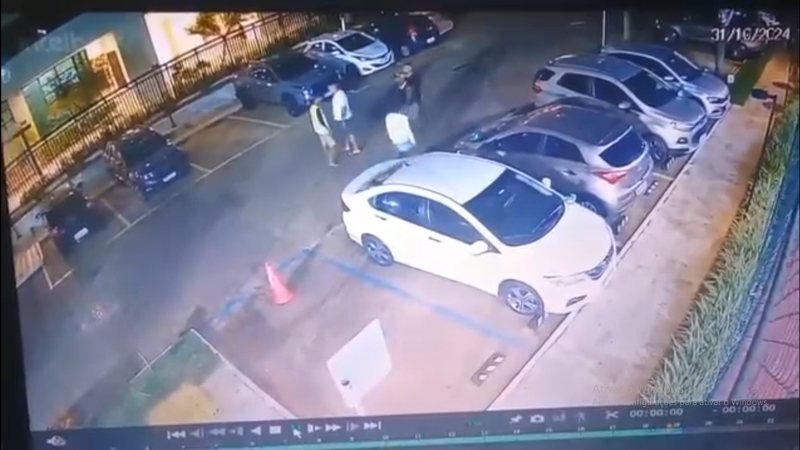 Imagens de câmeras de segurança registram o momento em que o vocalista da banda de pagode “Oh Polêmico” agride entregador de aplicativo