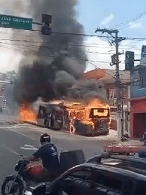 Ônibus sofre pane elétrica e pega fogo em avenida de São Paulo