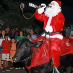 Em MS Papai Noel chega de maneira inusitada: em cima de boi e ainda tocando berrante