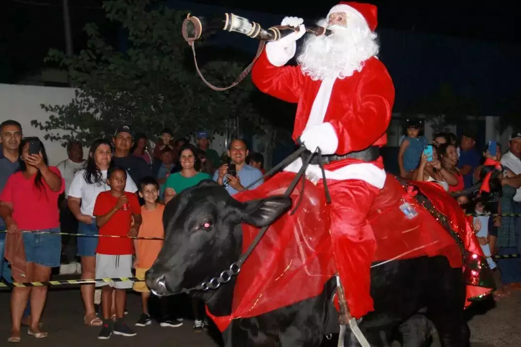 Em MS Papai Noel chega de maneira inusitada: em cima de boi e ainda tocando berrante