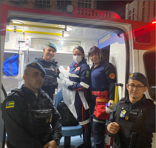 Bebê nasce com ajuda de PMs durante evento natalino na Fausto Cardoso