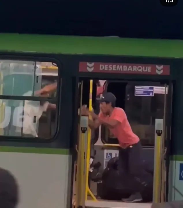 Motorista de ônibus é esfaqueado por passageiro que não queria pagar passagem