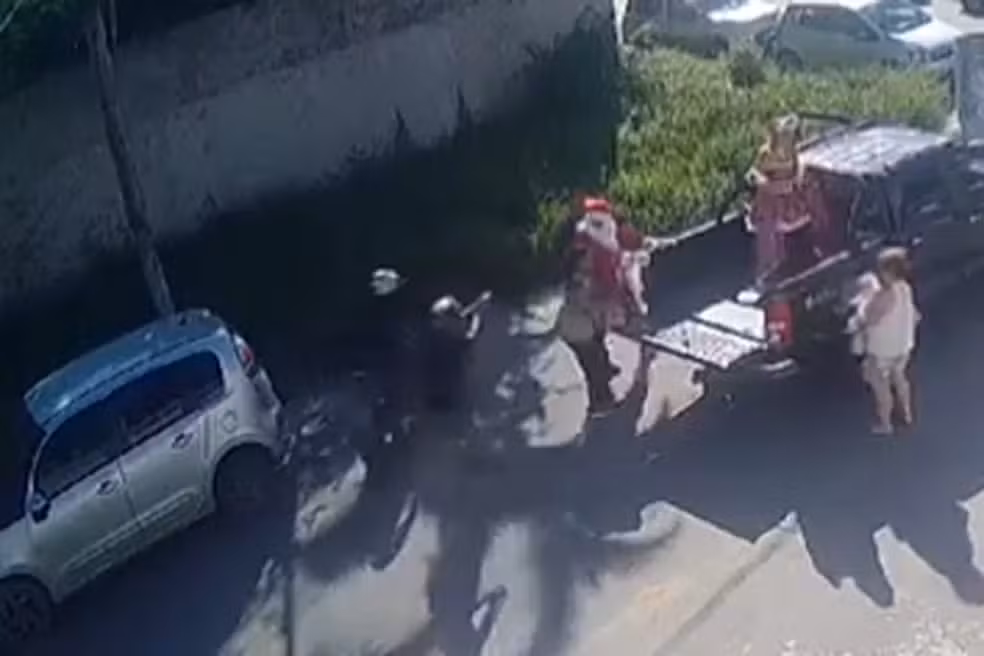 Papai Noel é assaltado enquanto distribuía presentes em SP Papai Noel é assaltado enquanto distribuía presentes em SP