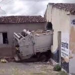 Falha em freios de caminhão faz veículo perder controle e invadir casa em Porto da Folha