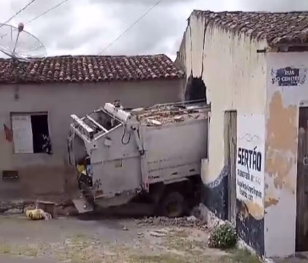 Falha em freios de caminhão faz veículo perder controle e invadir casa em Porto da Folha