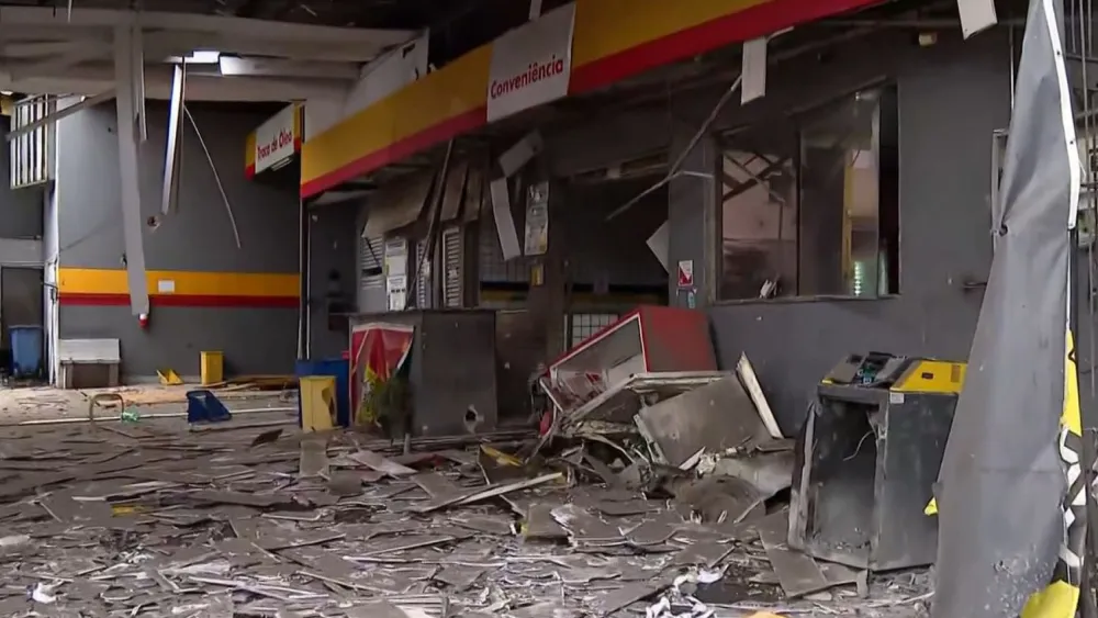 Criminosos usam explosivos para roubar cofre de posto de gasolina no Rio de Janeiro