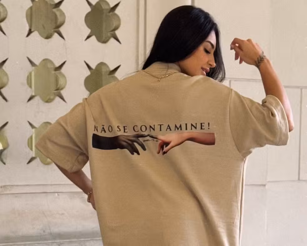 Polêmica sobre estampa de camisa com mensagem religiosa gera acusações de racismo e nota de repúdio