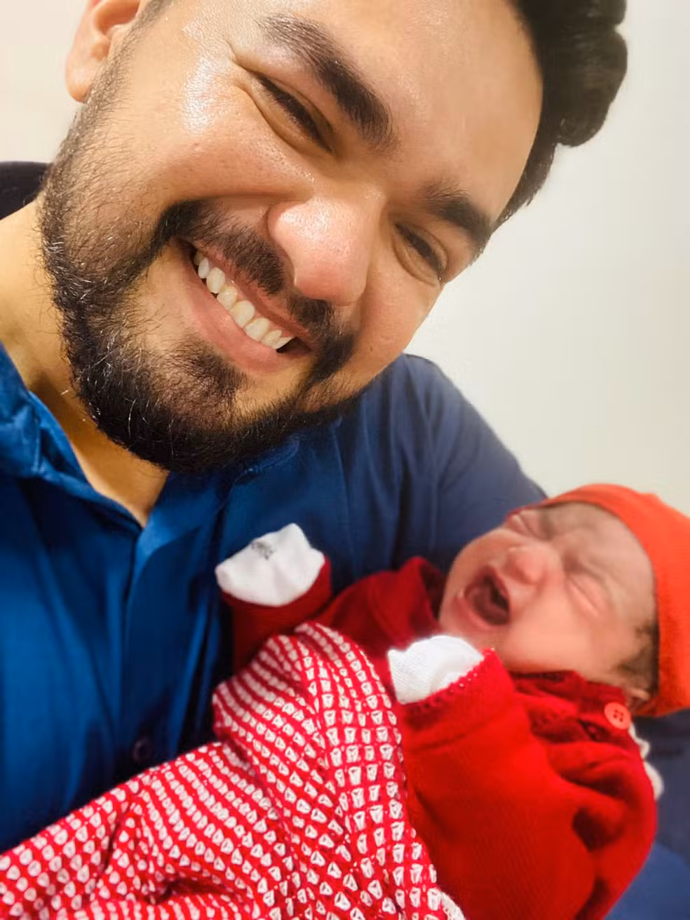 Apresentador de afiliada da Globo no AM deixa jornal ao vivo para acompanhar nascimento da filha Apresentador de afiliada da Globo no AM deixa jornal ao vivo para acompanhar nascimento da filha