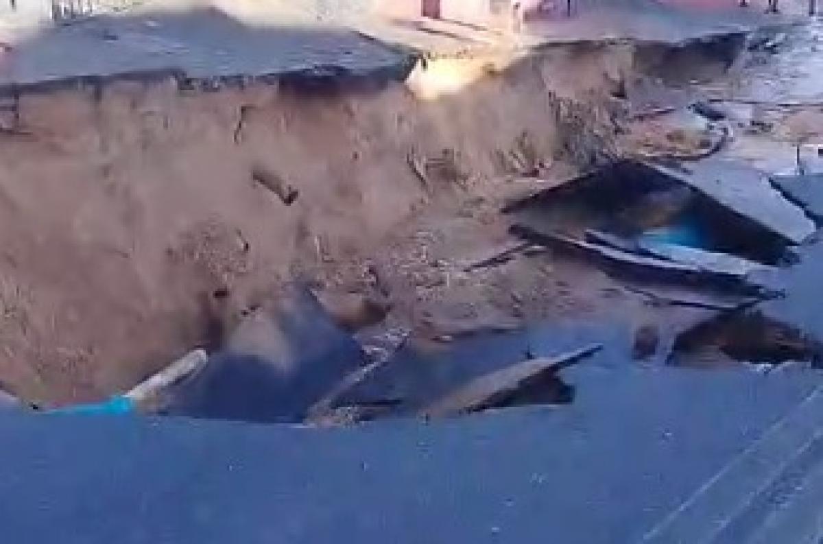 Tubulação de água estoura e abre cratera na Avenida Pedro Calazans Tubulação de água estoura e abre cratera na Avenida Pedro Calazans