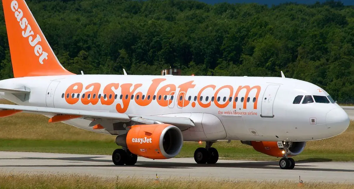 Avião precisou fazer pouso de emergência após adolescente atacar tripulação e tentar abrir porta da aeronave no ar Avião precisou fazer pouso de emergência após adolescente atacar tripulação e tentar abrir porta da aeronave no ar