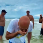 Para provar que não está contaminada, prefeito do Guarujá bebe água do mar