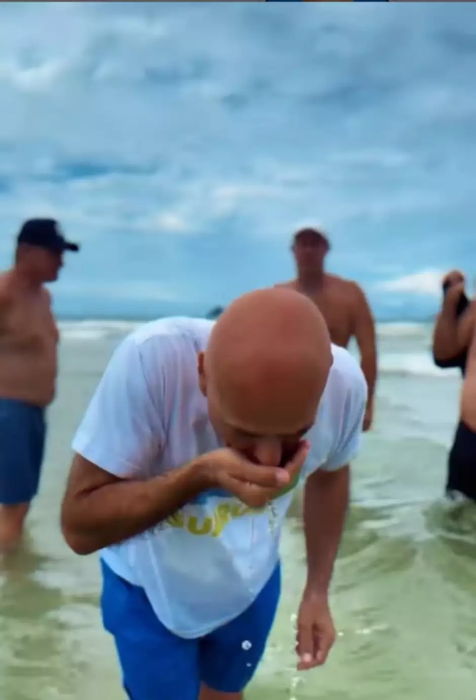 Para provar que não está contaminada, prefeito do Guarujá bebe água do mar Para provar que não está contaminada, prefeito do Guarujá bebe água do mar