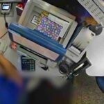 Funcionária de lotérica é filmada roubando bilhete premiado de cliente