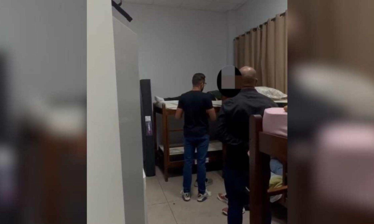 Médico é pego descansado com a UPA lotada e recusa-se atender pacientes; profissional foi demitido Médico é pego descansado com a UPA lotada e recusa-se atender pacientes; profissional foi demitido