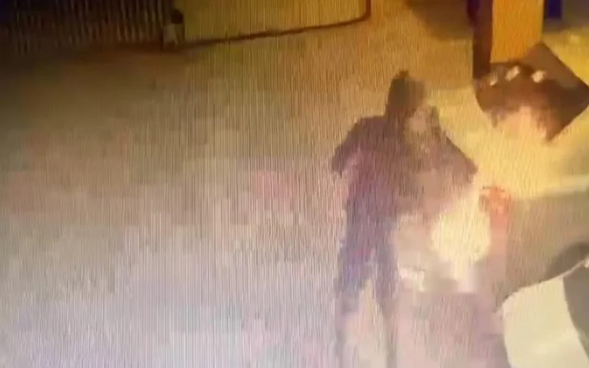 Ao ver chefe acompanhada de outro homem, jornalista ateia fogo no carro da mulher