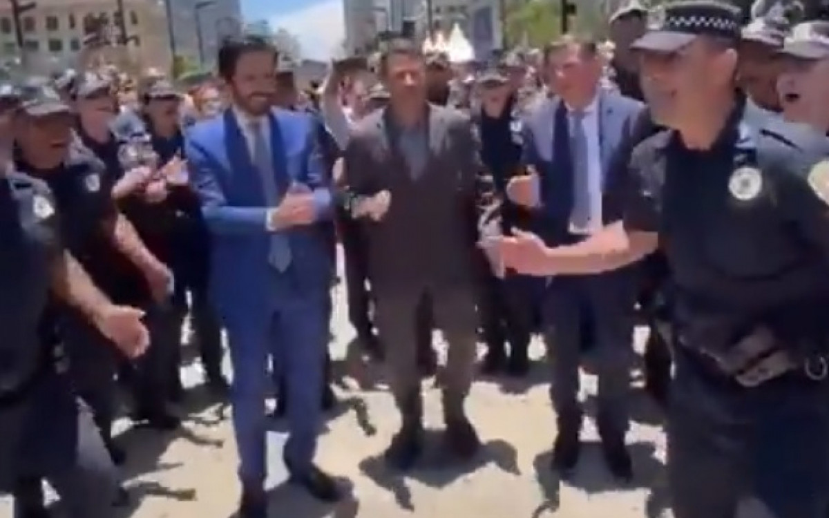 Prefeito de São Paulo, Ricardo Nunes é filmado cantando ‘gás de pimenta na cara dos vagabundos’ em evento da GCM Prefeito de São Paulo, Ricardo Nunes é filmado cantando ‘gás de pimenta na cara dos vagabundos’ em evento da GCM