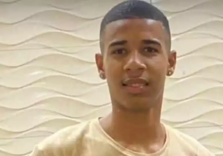 Jogador tem morte cerebral constatada após ser atingido por disparos de arma de fogo porque pisou acidentalmente no pé de traficante Jogador tem morte cerebral constatada após ser atingido por disparos de arma de fogo porque pisou acidentalmente no pé de traficante