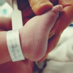 Mulher finge gravidez durante nove meses e rouba bebê de maternidade na Itália