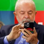 Lula deve sancionar nesta segunda-feira lei que proíbe o uso de celulares em escolas
