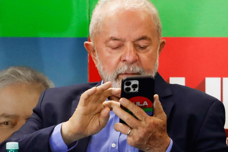 Lula deve sancionar nesta segunda-feira lei que proíbe o uso de celulares em escolas