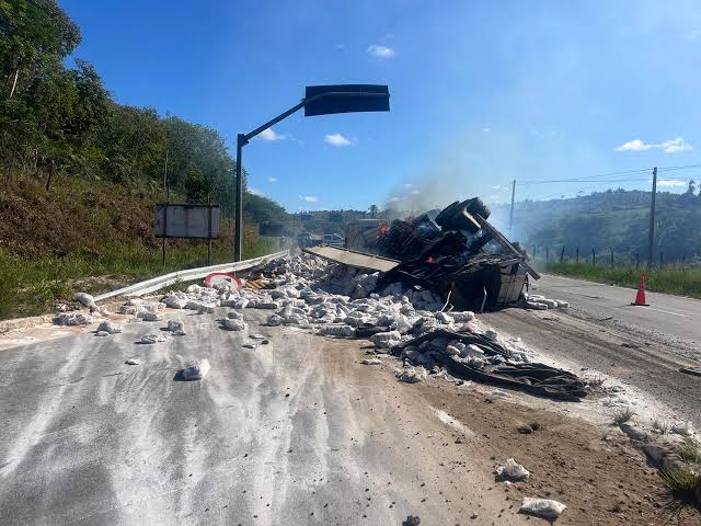 Carreta carregada de açúcar tomba no município de Indiaroba