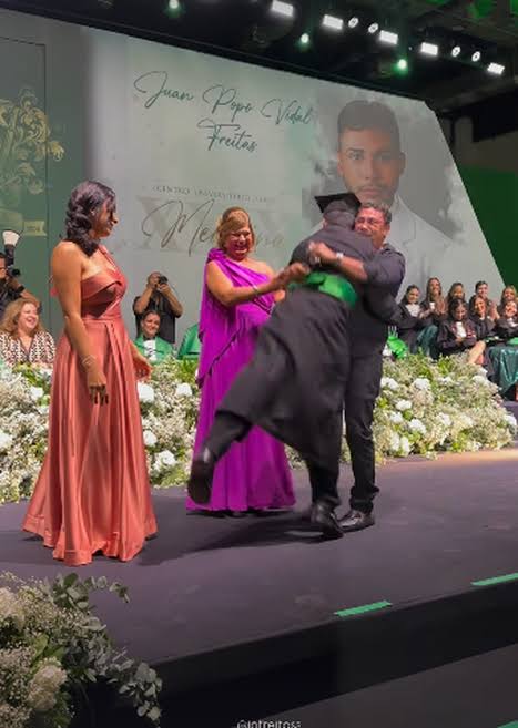 Popó fica emocionado em formatura do filho em medicina