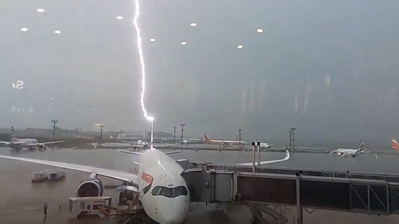 Câmera registra exato momento em que avião é atingido por raio no aeroporto de Guarulhos
