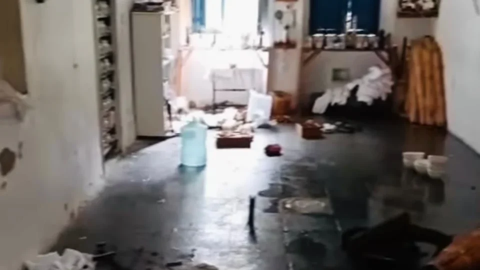 Terreiro de Umbanda é invadido, roubado e tem imagens e peças usadas nas cerimônias religiosas depredados; criminosos deixam bíblia na porta ao saírem Terreiro de Umbanda é invadido, roubado e tem imagens e peças usadas nas cerimônias religiosas depredados; criminosos deixam bíblia na porta ao saírem