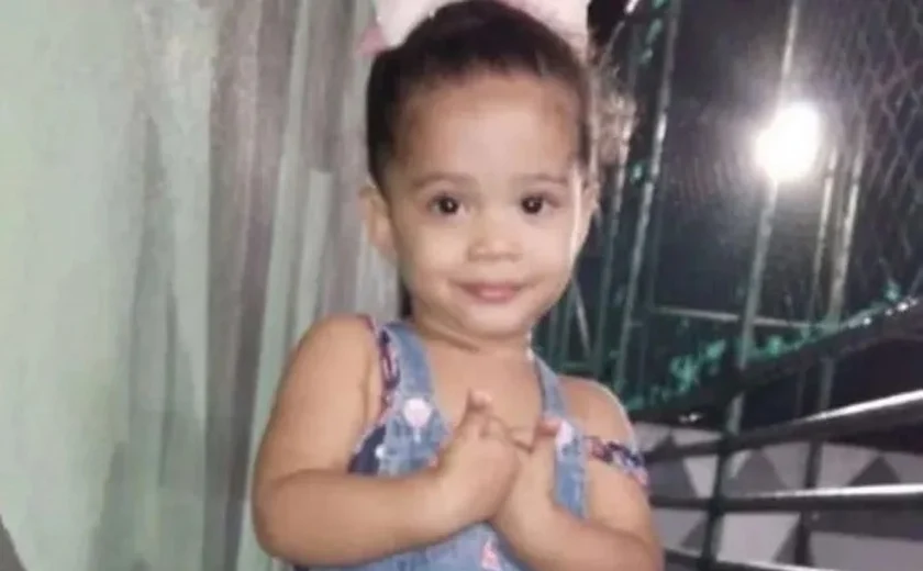 Criança de três anos morre após ser baleada na porta de casa