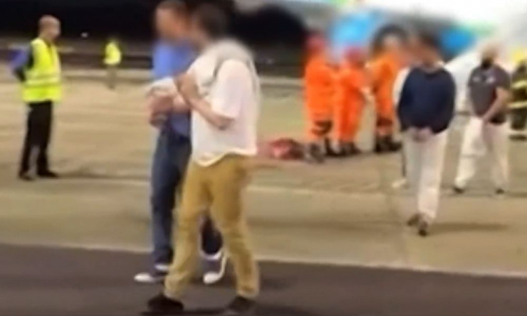 Brasileiros deportados chegam ao Brasil algemados e acorrentados Brasileiros deportados chegam ao Brasil algemados e acorrentados