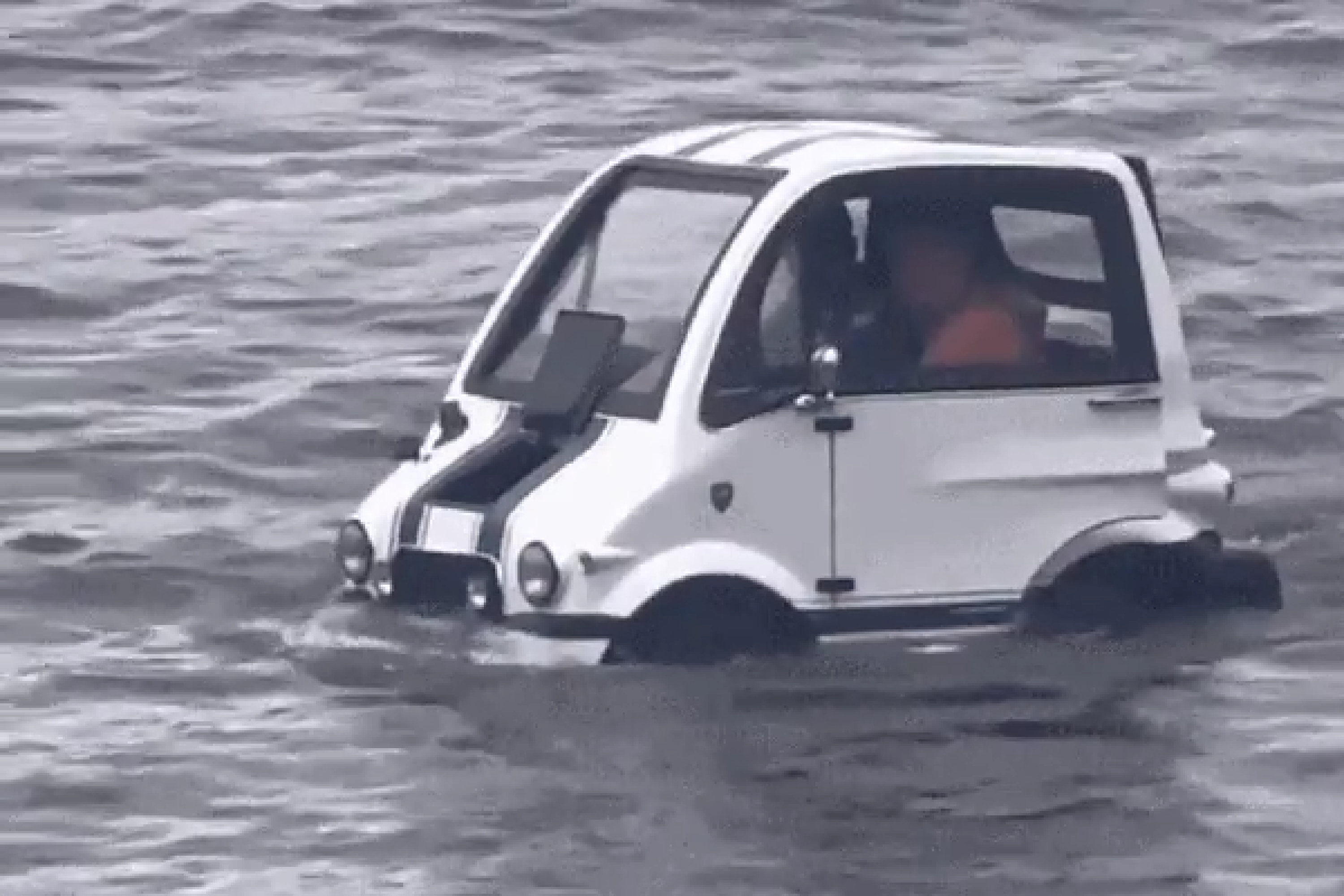 Carro que anda na água e na terra é preso após viralizar nas redes sociais