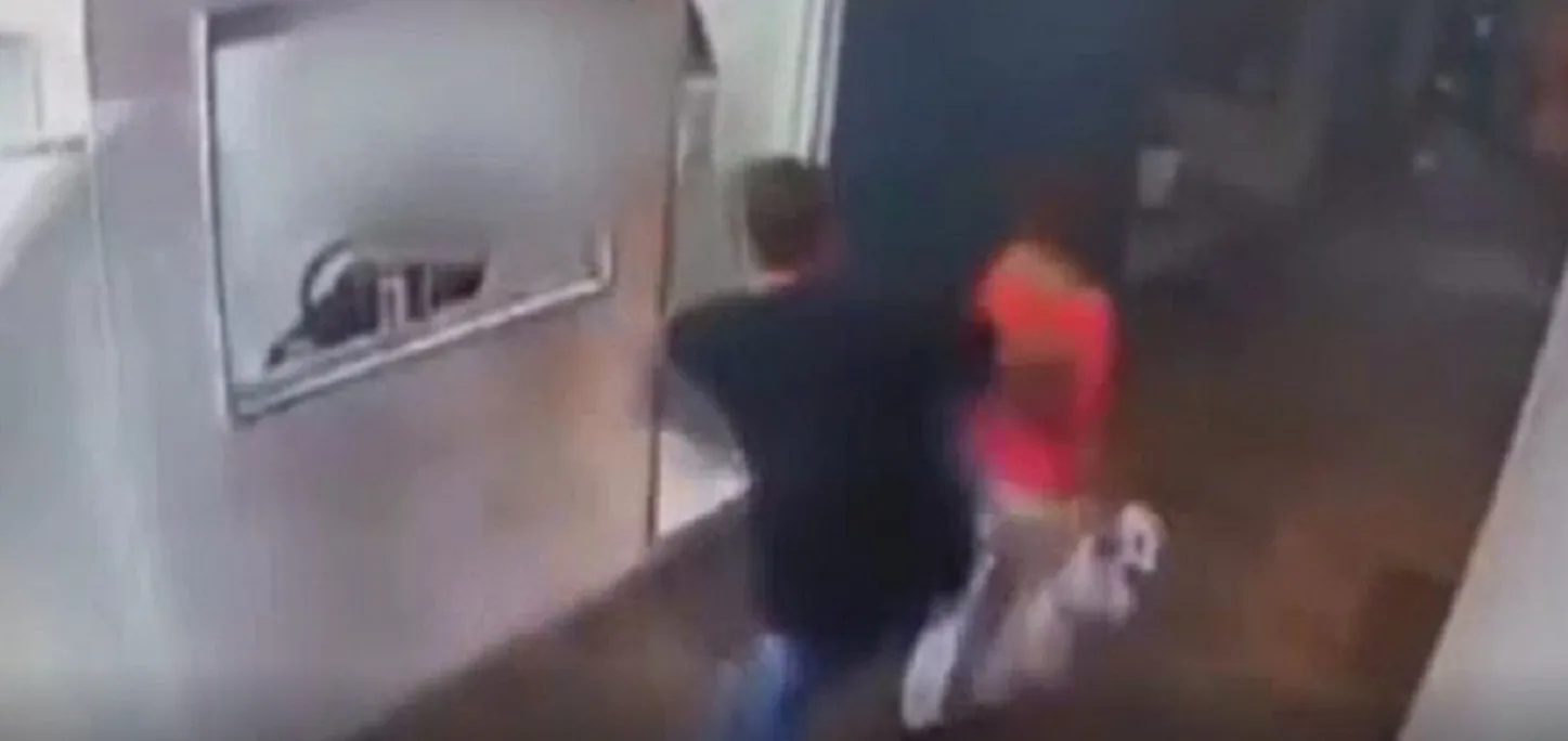 Idosa é agredida por motorista de aplicativo por comer biscoito dentro do veículo