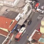 Homem sequestra ônibus e obriga um dos passageiros a dirigir até o local onde sua ex trabalha em MG