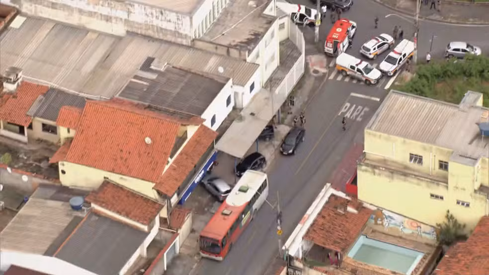 Homem sequestra ônibus e obriga um dos passageiros a dirigir até o local onde sua ex trabalha em MG Homem sequestra ônibus e obriga um dos passageiros a dirigir até o local onde sua ex trabalha em MG