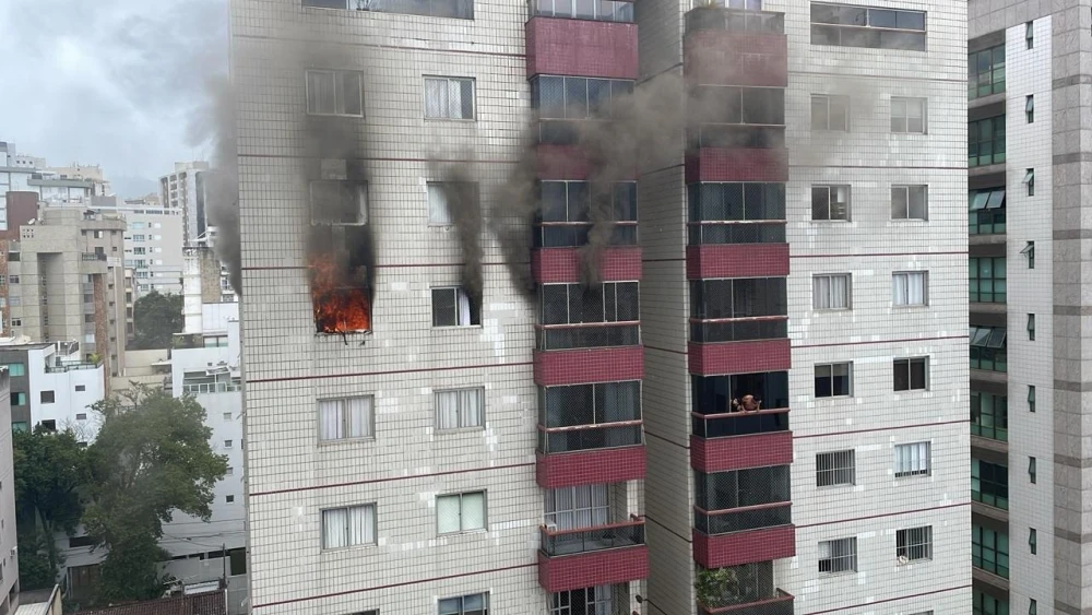 Ar-condicionado pega fogo em prédio de Belo Horizonte Ar-condicionado pega fogo em prédio de Belo Horizonte