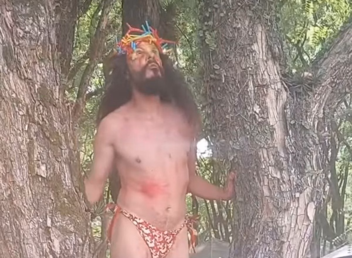 Jesus é retratado de fio-dental em bloco pré-carnavalesco no RS Jesus é retratado de fio-dental em bloco pré-carnavalesco no RS