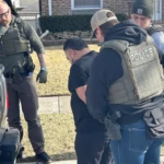 Agentes de Donald Trump vão de porta em porta para prender e deportar imigrantes ilegais