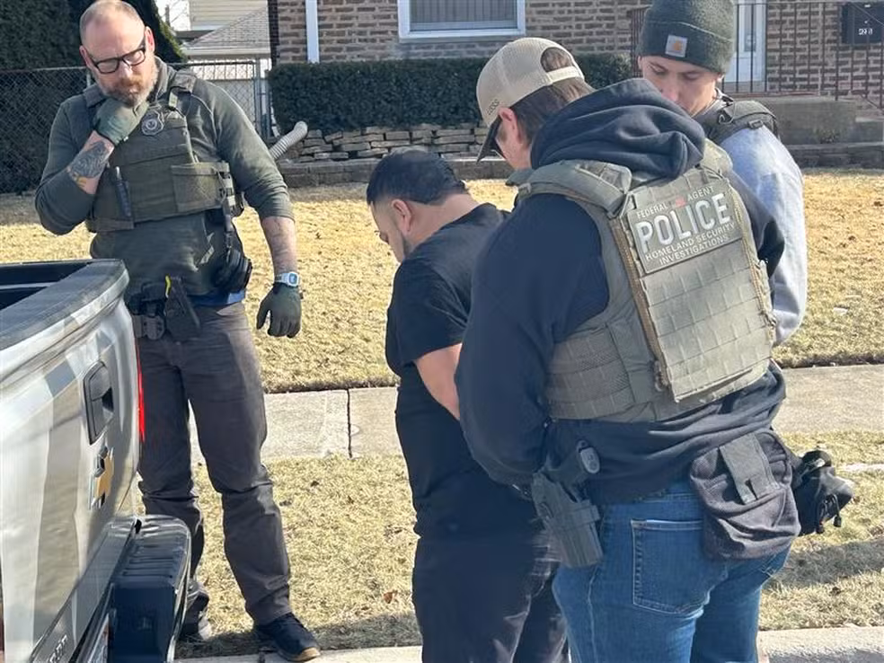 Agentes de Donald Trump vão de porta em porta para prender e deportar imigrantes ilegais Agentes de Donald Trump vão de porta em porta para prender e deportar imigrantes ilegais