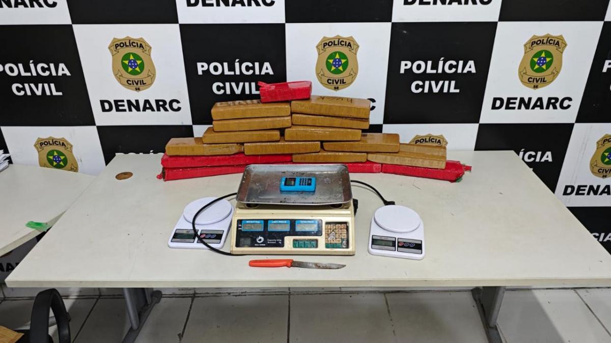 Homem é preso por armazenar 17 kg de maconha em Aracaju Homem é preso por armazenar 17 kg de maconha em Aracaju