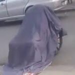 Homem leva a mãe morta para passear em cadeira de rodas