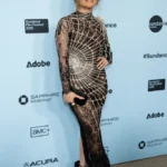 Jennifer Lopez arranca elogios com seu vestido de teia em premiere do filme “O Beijo da Mulher Aranha”
