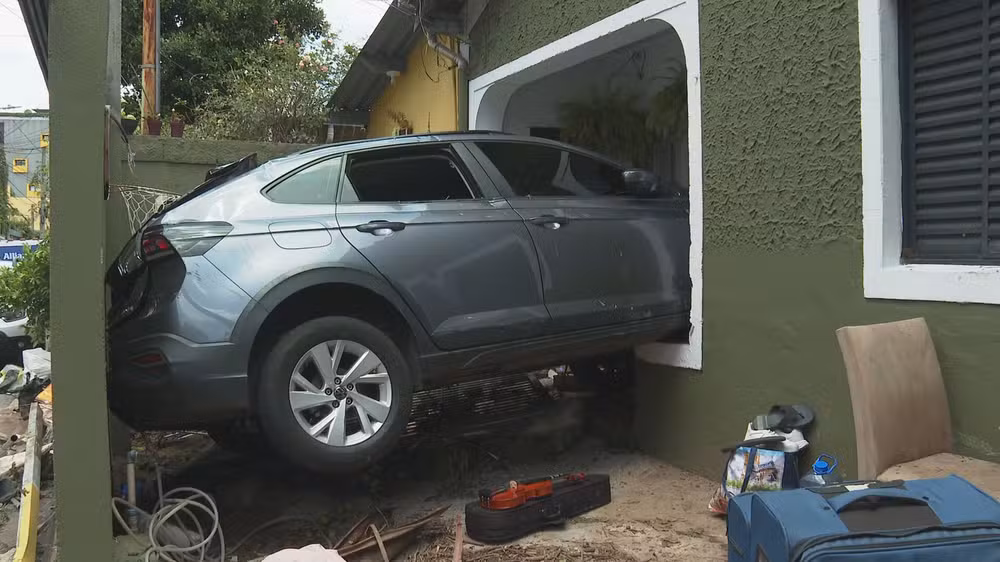 Enxurrada causa destruição nas ruas de São Paulo Enxurrada causa destruição nas ruas de São Paulo